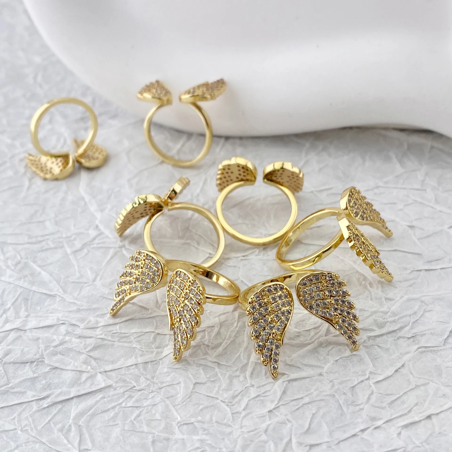 Ein Bestseller, ein verstellbarer Live-Ring mit Zirkon-Gold-Engelsflügel für Damen mit Volldiamanten