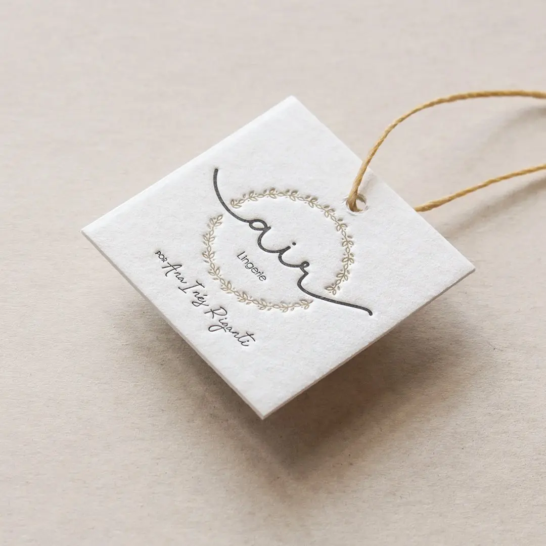 Etiquetas Colgantes Personalizadas, Impresión en Tela, Grabado en Relieve, Etiqueta de Algodón para Ropa, Personalización con Logotipo, Etiqueta para Prendas