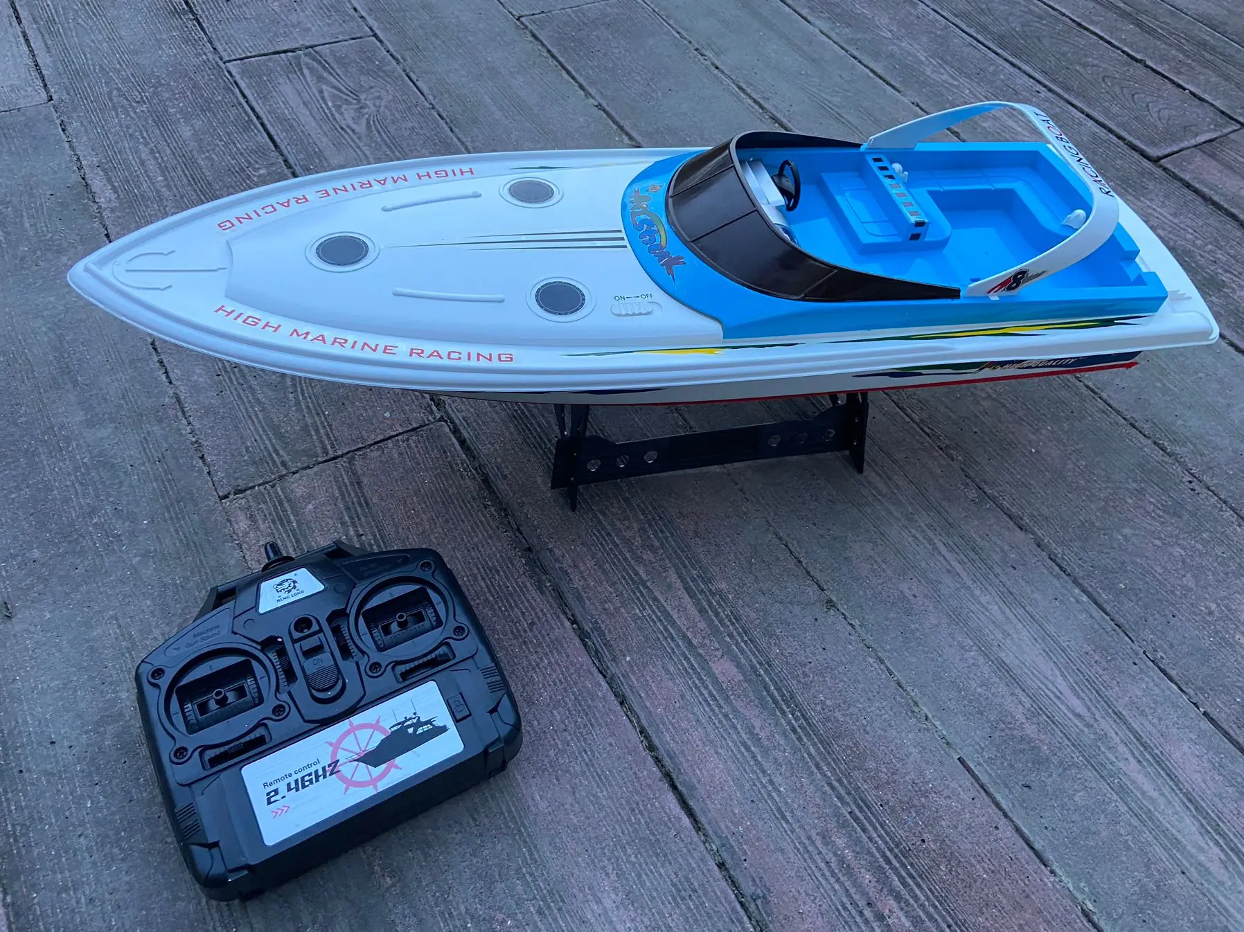 A super large remote-controlled yacht with two electric motors driving a high-speed 25km/h 2.4G remote-controlled boat model, 68