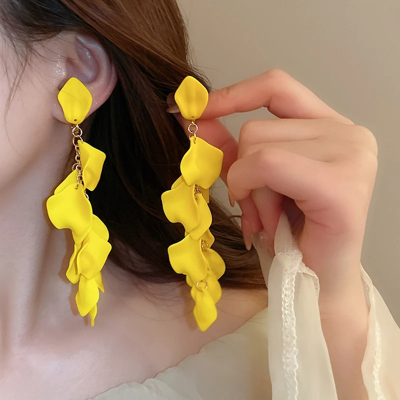 Vintage Exaggerated Long Colored Petal Earrings Enhance White Temperament Atmosphere Making Bride Feel Light Luxurious Party
