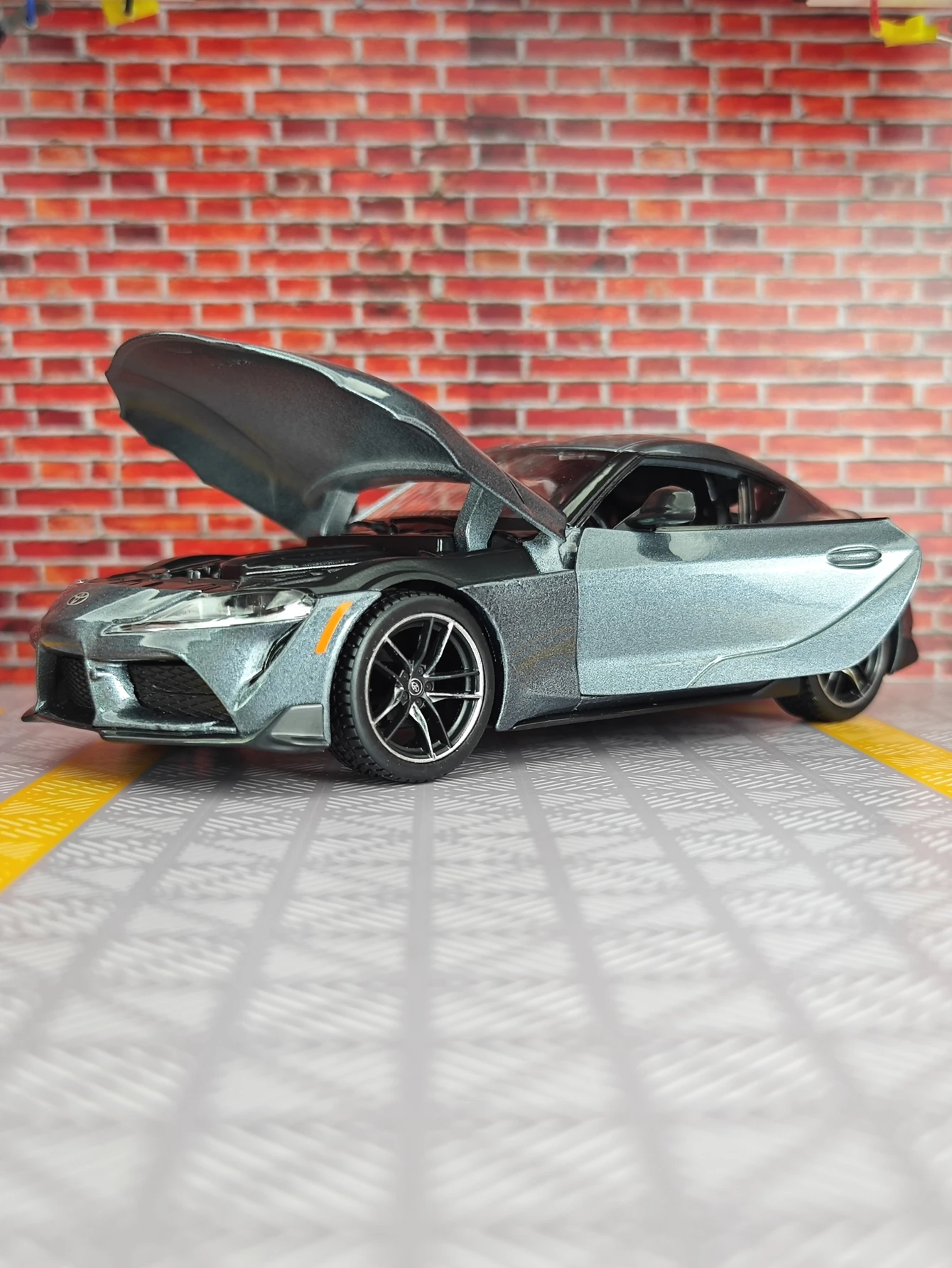 

Maisto 1:24 Toyota GR alloy supercar model car ornaments collection static toy car rich details, fine workmanship