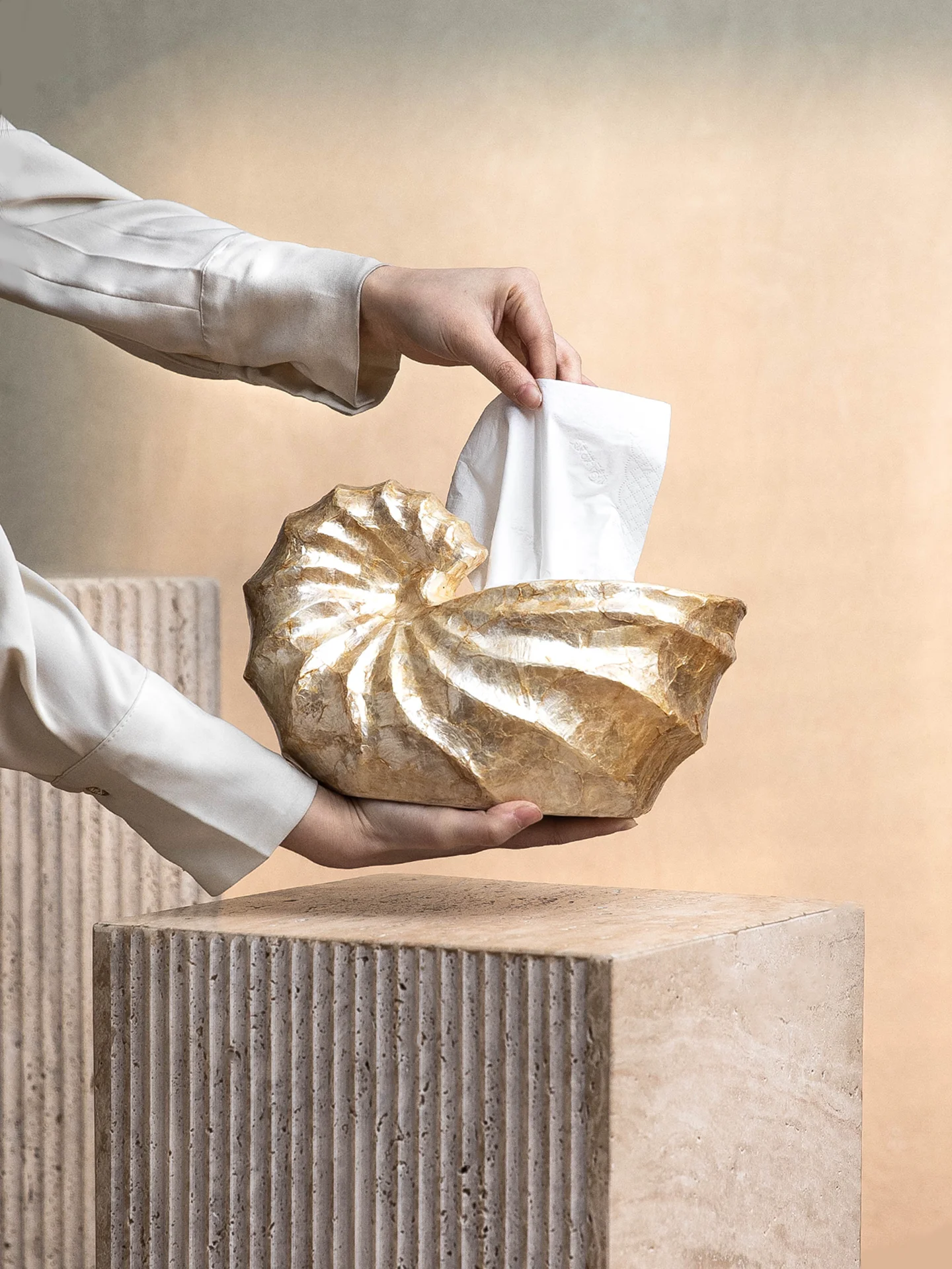 Luxury Golden Conch Shape Tissue Box Handmade Shell-Crafted Ceramic Napkin Dispenser Creative Home Decor Ornament Gift