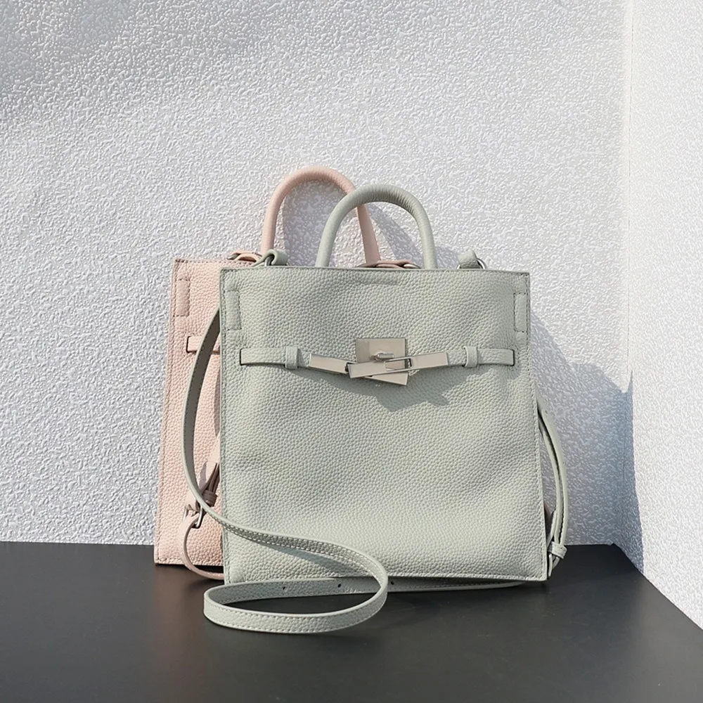 New Niche Design Premium Women's Bag Versatile Messenger Fashion Super Fire Handbag Small Texture Unique Elegance Classic