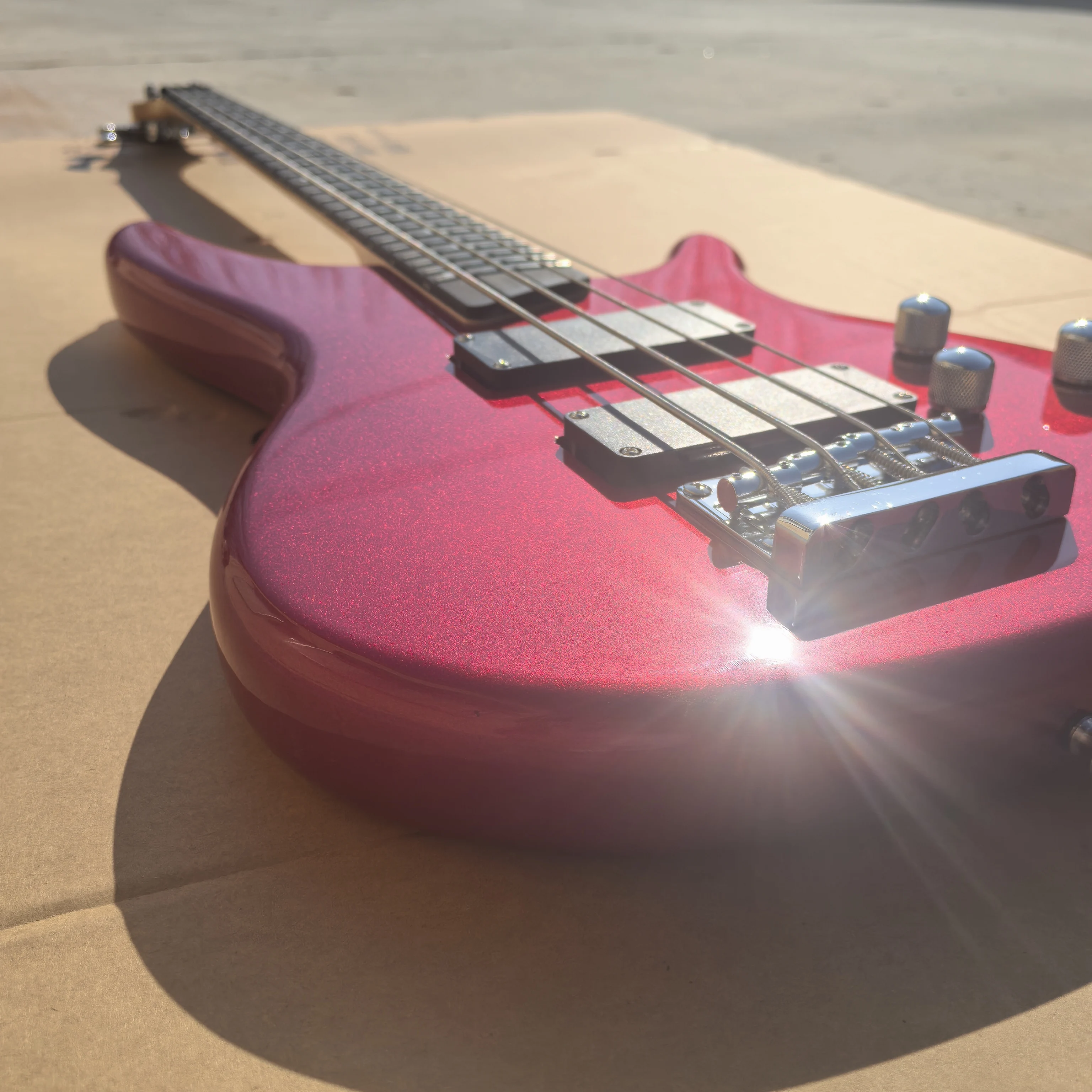 

In stock, 24 samples of sycamore red color 4 string bass, maple guitar head, direct sale by the manufacturer.