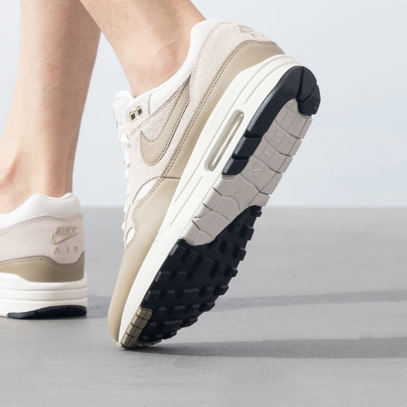 NIKE AIR MAX 1 ESS รองเท้าผ้าใบผู้ชายคลาสสิก retro แฟชั่นรองเท้าสบายๆสบายๆรองเท้าวิ่ง FZ5808-001