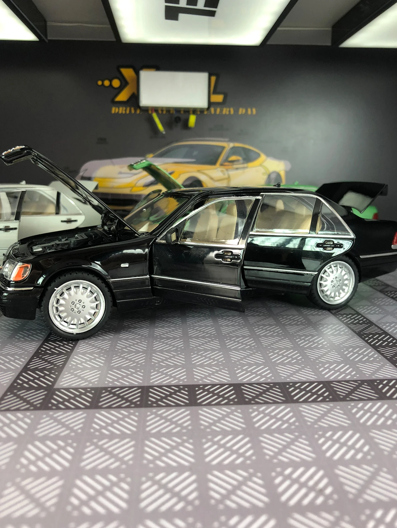 1:24 W140 S320 modelo de coche de aleación adornos retro coche clásico acústico-óptico para niños juguete extraíble detalles ricos mano de obra fina