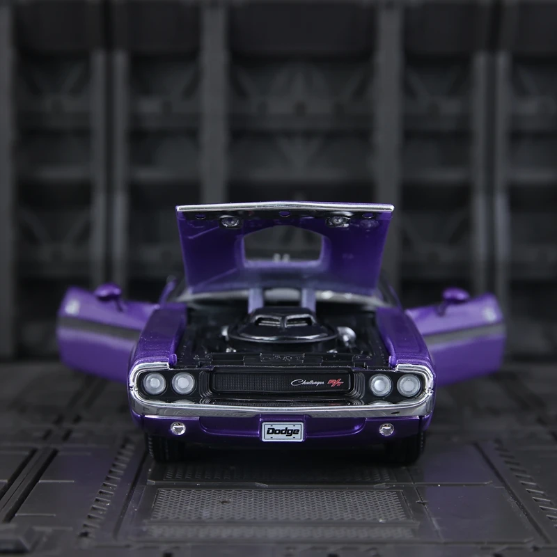 

Модель автомобиля Maisto 1:24, имитация Dodge Challenger R/T 1970 года, кабриолет, из сплава, с открывающимися дверями с обеих сторон.