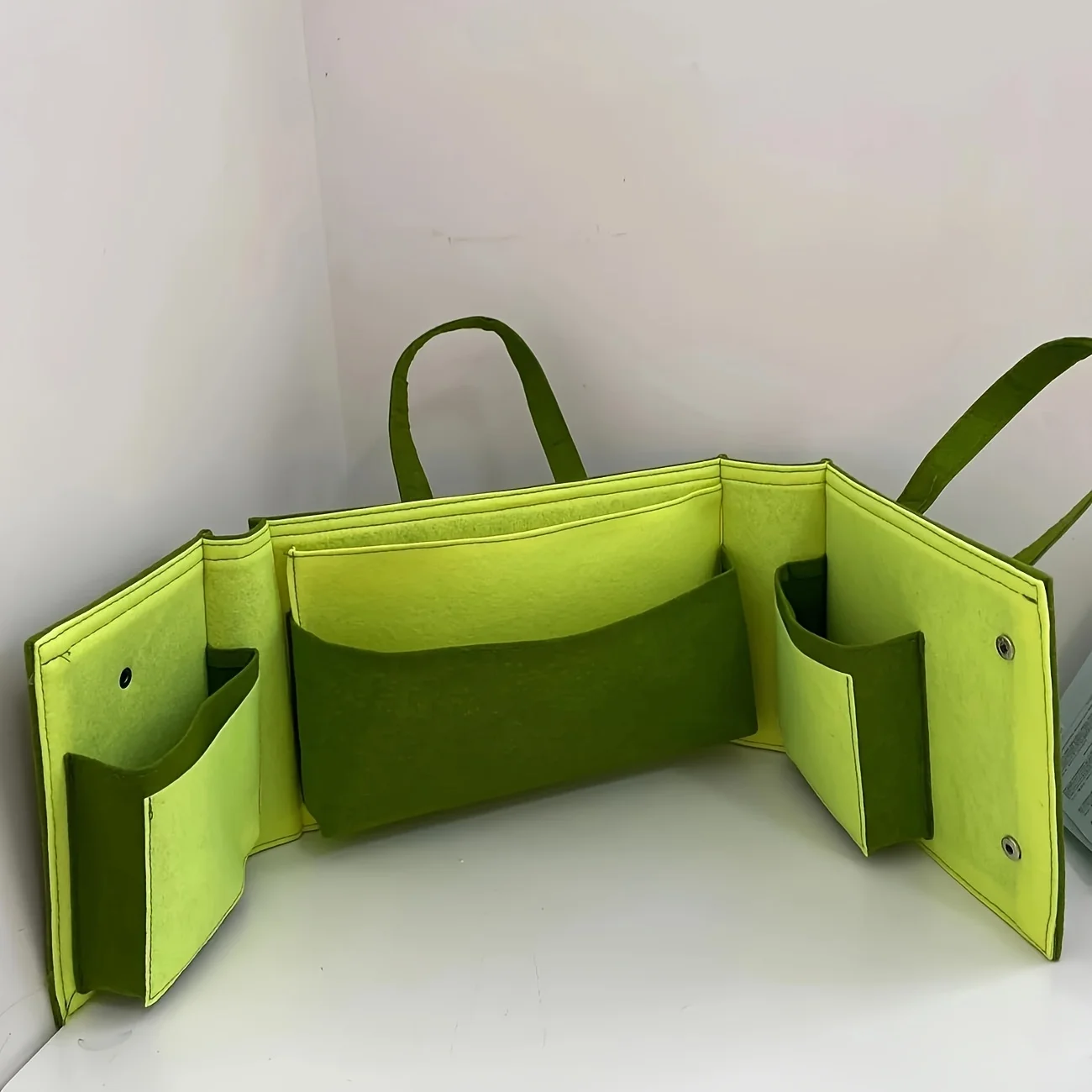 Składana filcowa torba do przechowywania na ścianę - organizer o dużej pojemności do domu i podróży, przenośny pojemnik na kosmetyki i zabawki.