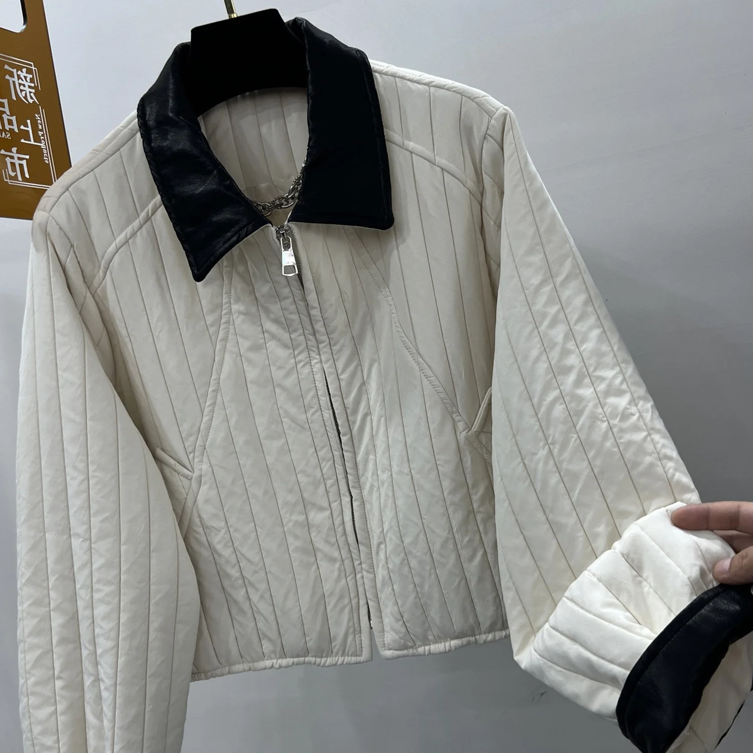 Cienka bawełniana kurtka damska z skórzanym kołnierzem, krótki płaszczyk, europejska moda jesień-zima, nowa, modna, uniwersalna odzież, trendy.