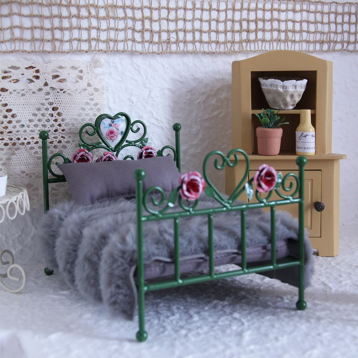 1:8-1:12 miniature furniture L-16cm carved iron bed (including bedding) suitable for mini house decoration
