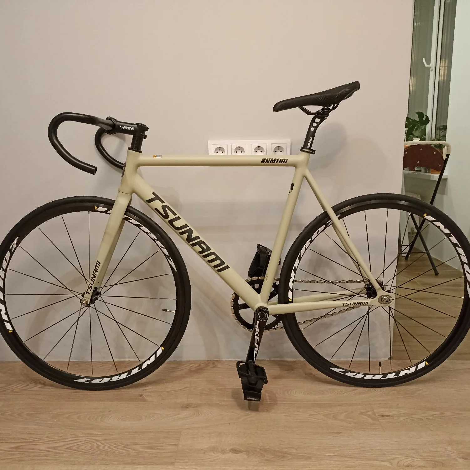 TSUNAMI ホワイト ピストバイク 700C TSUNAMI ホワイト ピストバイク