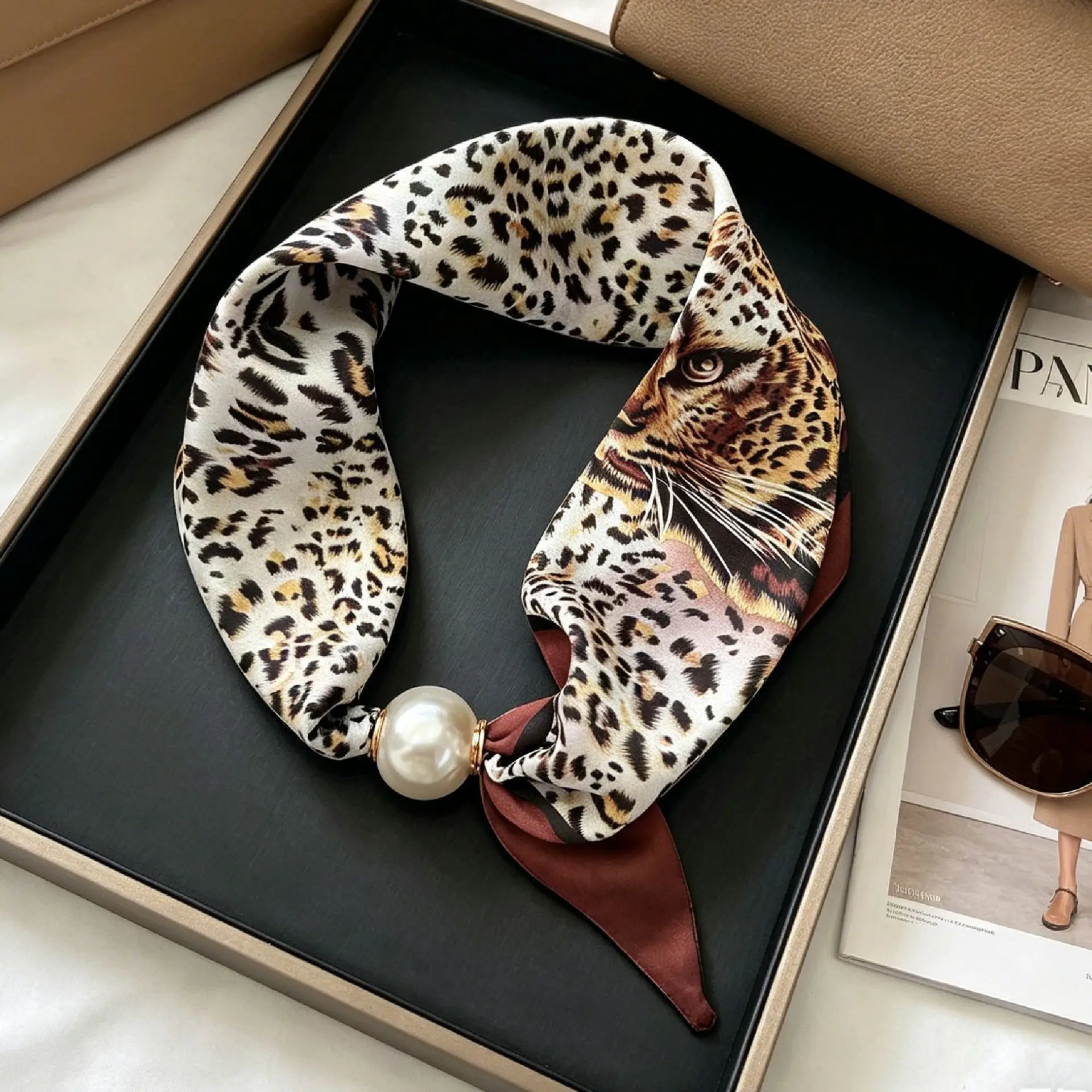 Luxuriöser dünner Sommer-Seidenschal für Damen mit Perlen, magnetischer Schnalle, eleganter Halstuch für Mädchen mit süßem Anhänger und Schlüsselbeinkette – Detail 5