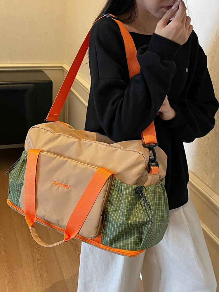 

Большая вместительная модная дорожная сумка с цветовыми блоками, для коротких поездок, ручная/наплечная, с разделением на сухое и влажное отделение, спортивная.