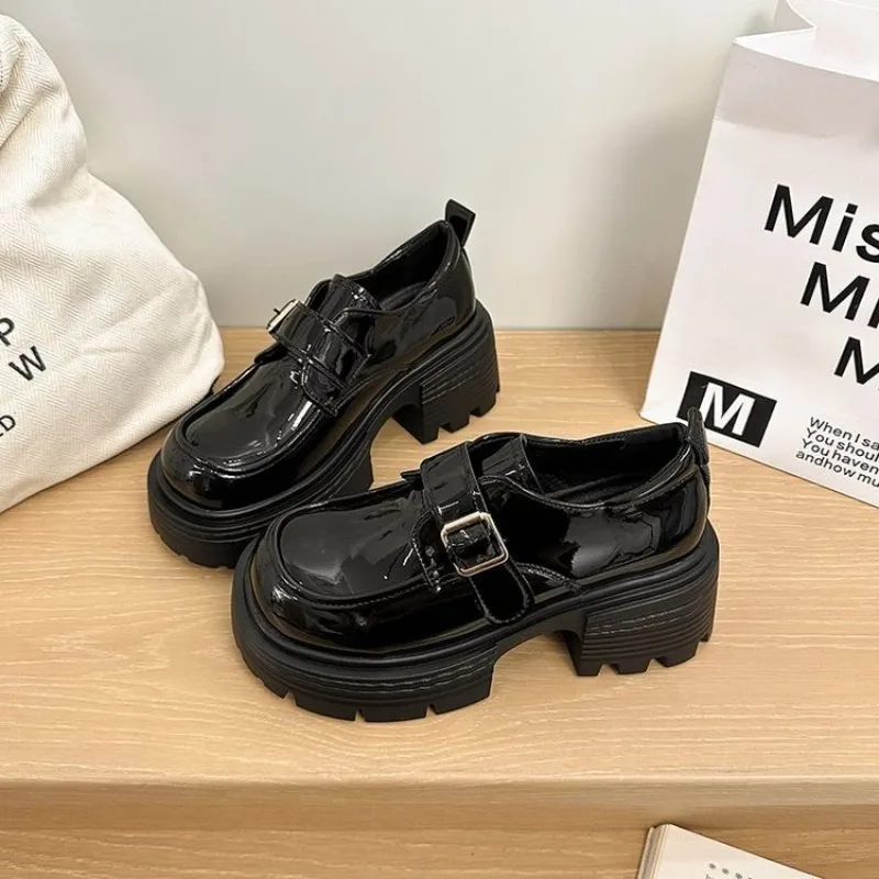 Damen Mary Jane Schuhe aus Lackleder mit Einzelner Metallschnalle, Runder Zehenbereich, Blockabsatz, Plateau, Gothic Schwarz, Freizeitschuhe – Detail 2