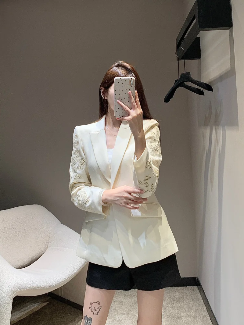 

Korean style women's suit with fashionable and stylish embroidery, hollowed out long sleeves, British style slimming suit