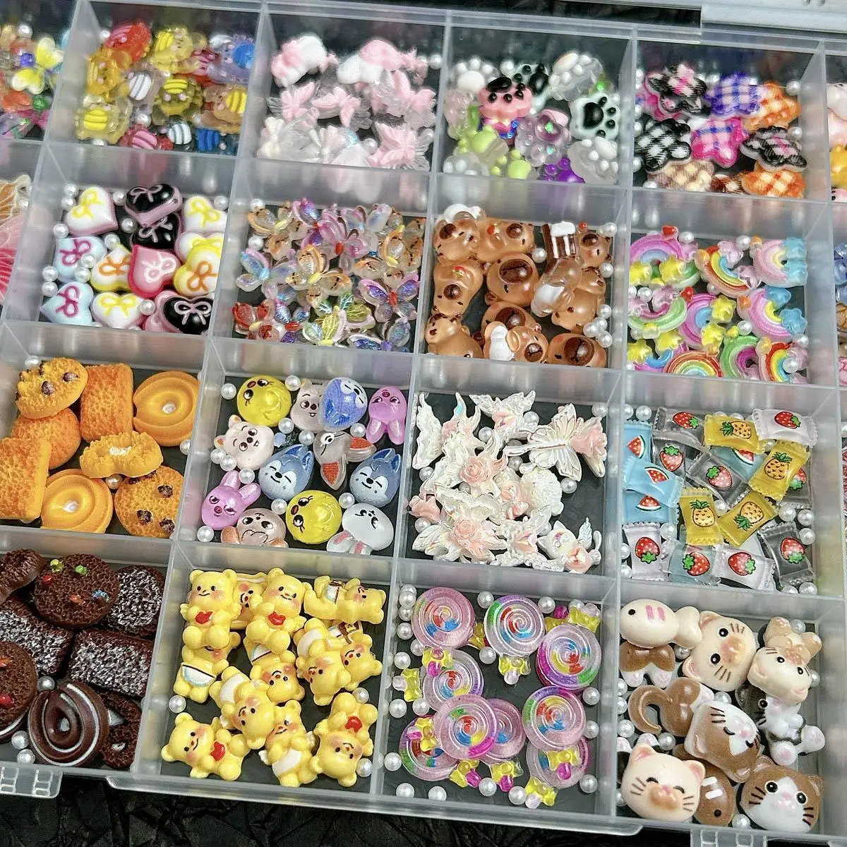 1Box Cartoon gemischte bunte Schleife Erdbeere Schokolade Nail Art Zubehör 3D Harz süße Katze Welpe Krabbe Bär Nagel Charm Zubehör