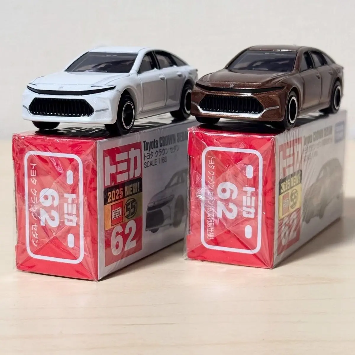 

Takara Tomy Tomica No.62 Toyota Crown Sedan First Press Edition Diecast Alloy Car Model Metal Vehicle Collection Toy Gift