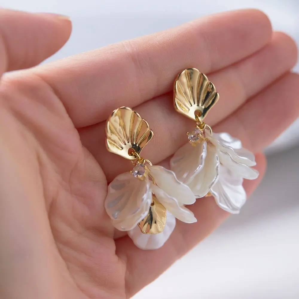 2PC gold super fairy petal tassel imitation shell earrings, fashionable temperament, light luxury, niche design, ear accessories