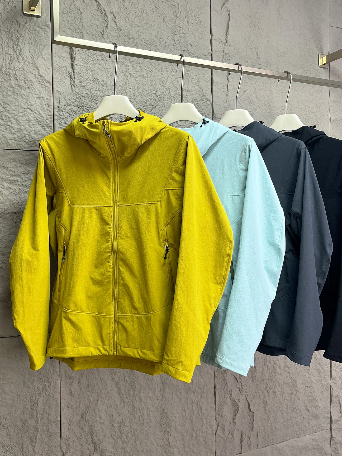 

Мужская модная высококачественная уличная ветрозащитная водонепроницаемая дышащая куртка с капюшоном подходит для нейлонового полиэстера с застежкой-молнией...