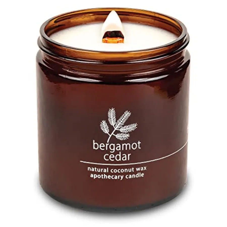 

Ароматическая свеча ручной работы Bergamot Cedar Apothecary с эффектом трещащего пламени, деревянным фитилем, растительным ароматом и кокосовым воском, время горения до 90 часов.