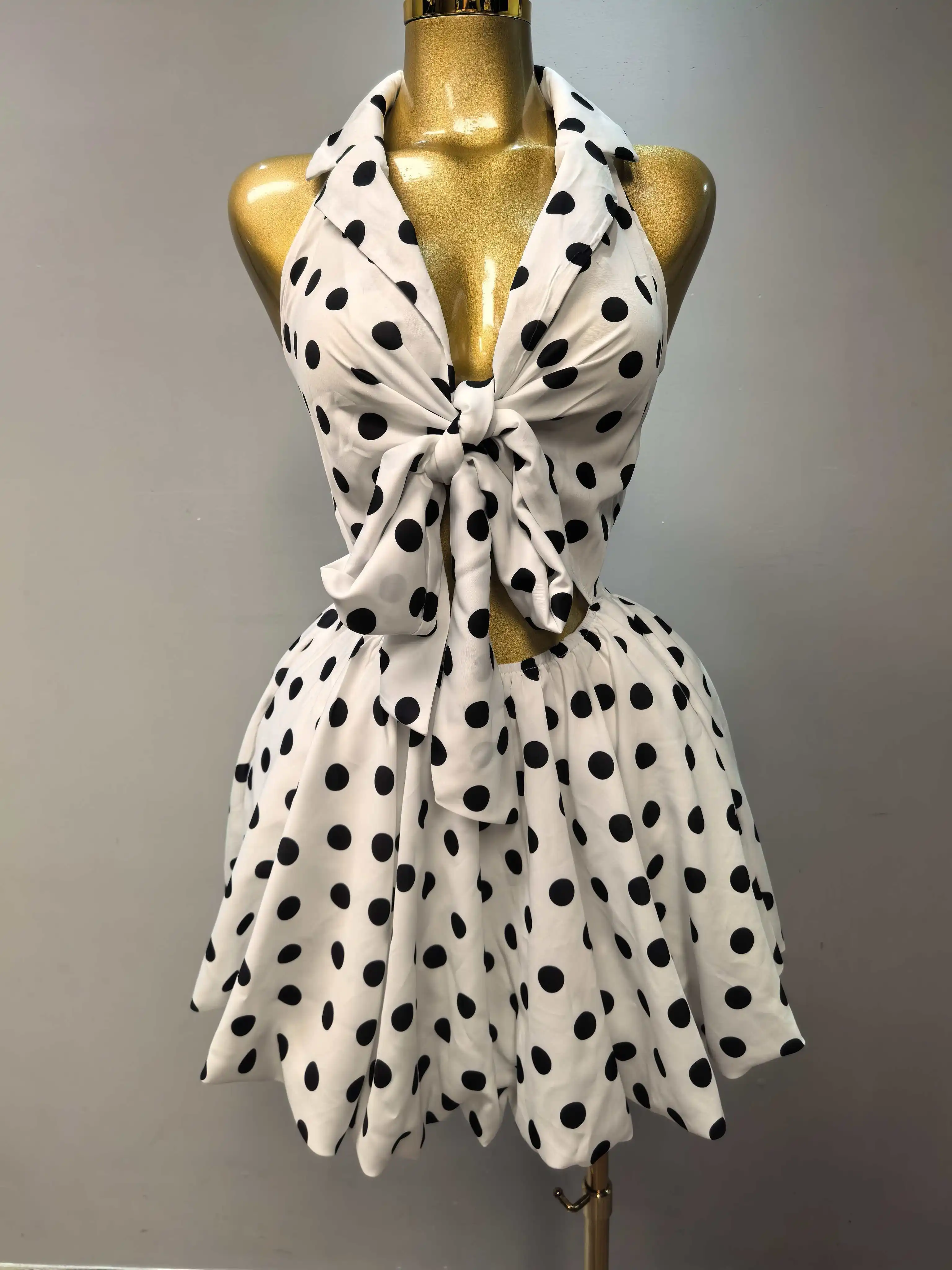 ชุดเดรสสั้นลายจุดสำหรับวันหยุดพักผ่อนฤดูร้อนสไตล์ฝรั่งเศสสำหรับผู้หญิง แบบเปิดหลัง สายคล้องคอ เซ็กซี่ เหมาะสำหรับงานปาร์ตี้ ดีไซน์หรูหรา ทันสมัย น้ำหนักเบา ใช้เป็นชุดว่ายน้ำได้