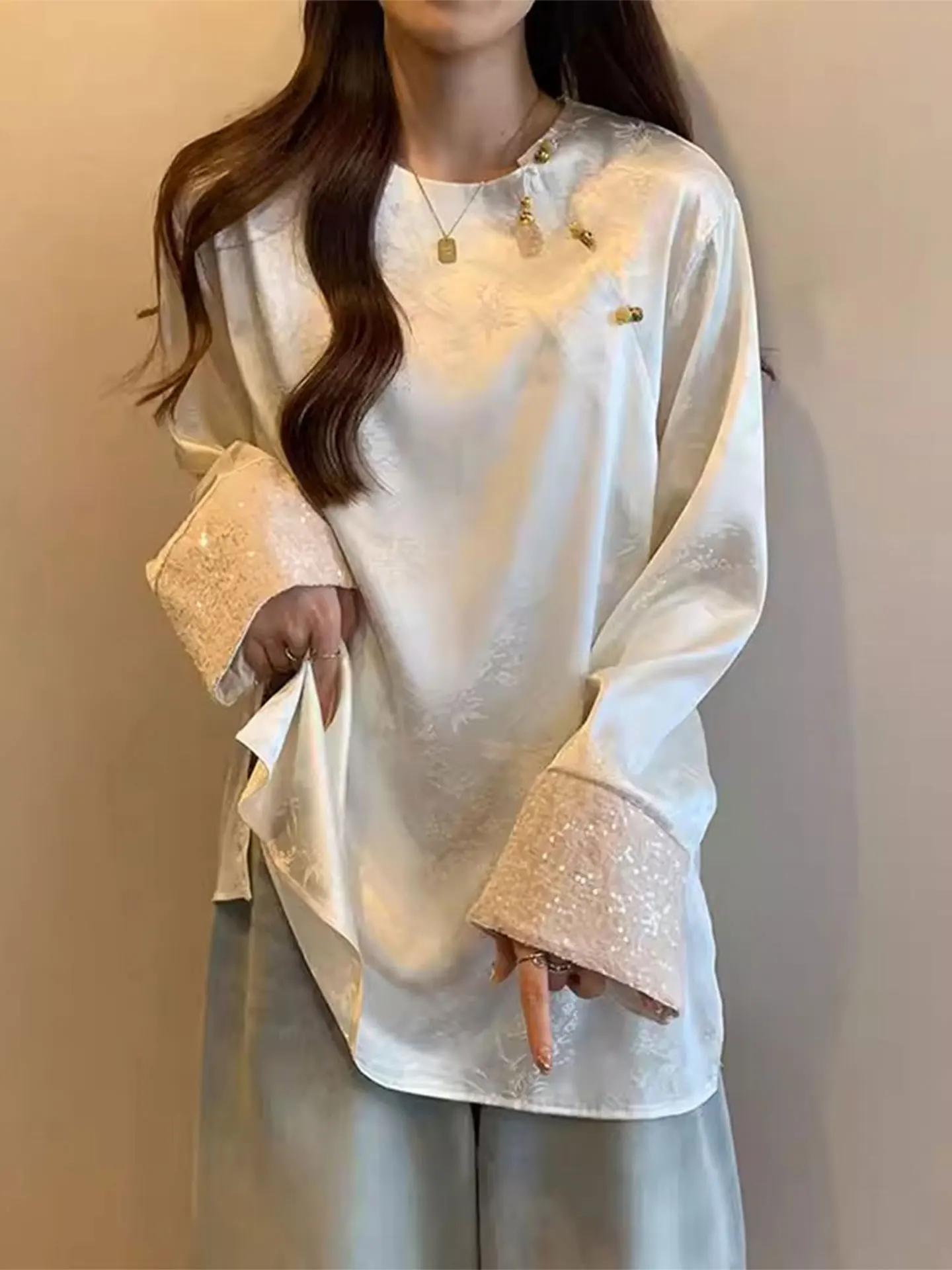 

Новая китайская женская блузка из атласа с цветочной вышивкой, длинный рукав, большие размеры, миди-длина, очень красивый топ в стиле Тан