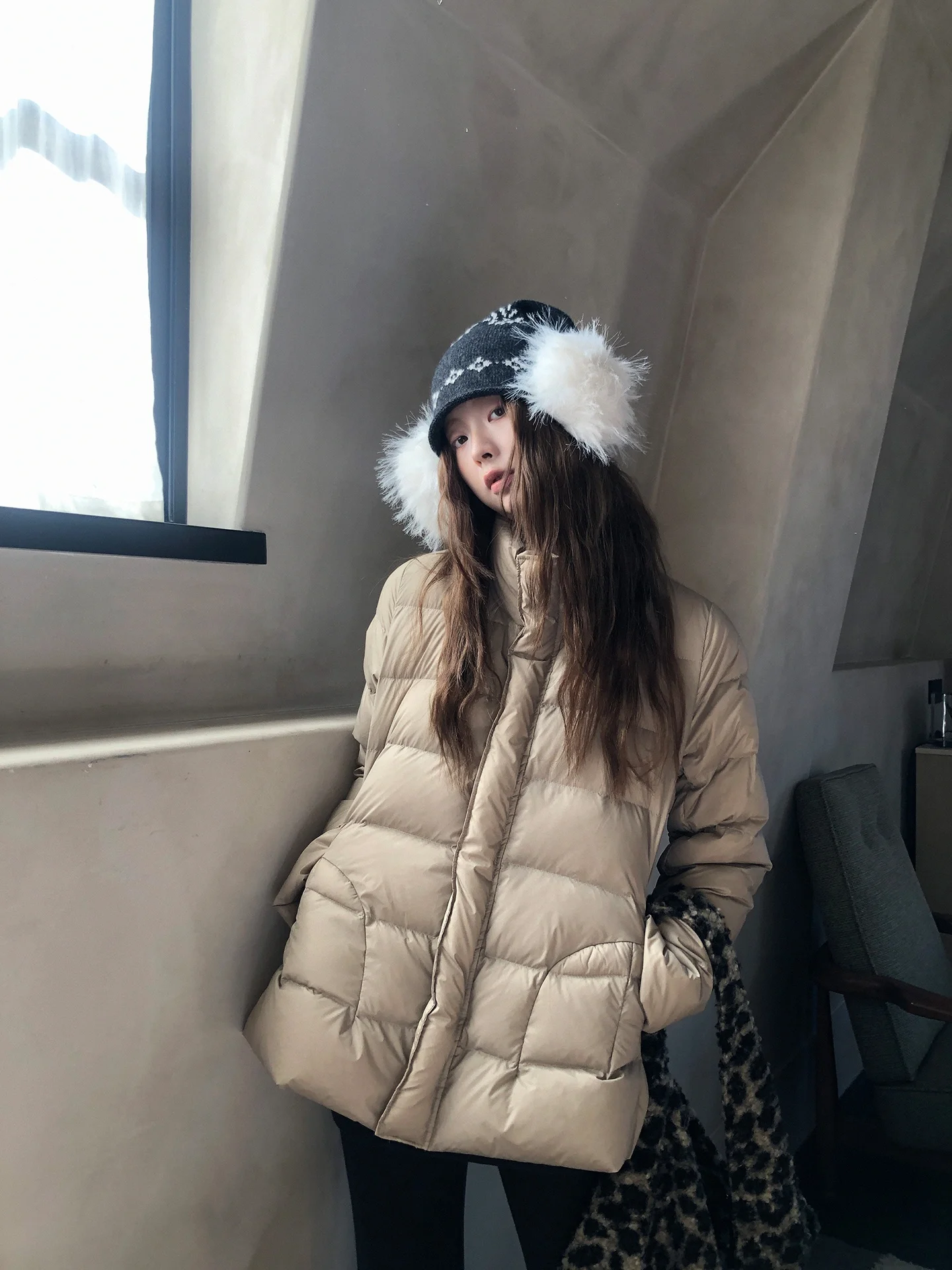 سترة خفيفة الوزن للنساء موديل 2025 الجديد لفصل الشتاء، محشوة بـ 90% من ريش البط الأبيض، معطف أنيق وجميل للغاية بتصميم مستقيم ...