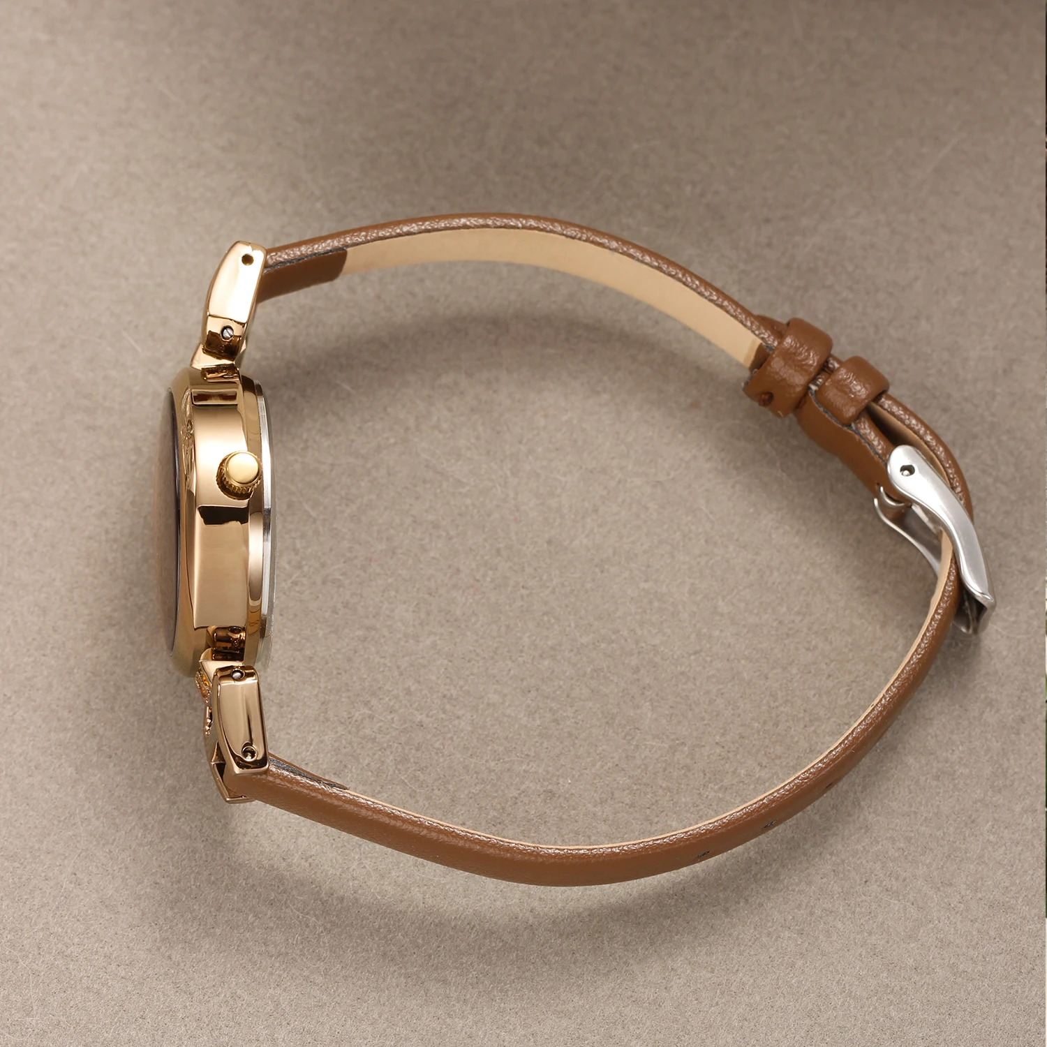 2025new ساعة نسائية أنيقة ريترو حزام من الجلد البني العتيقة النحاس الماس الديكور بسيط كوارتز مقاوم للماء ساعة نسائية