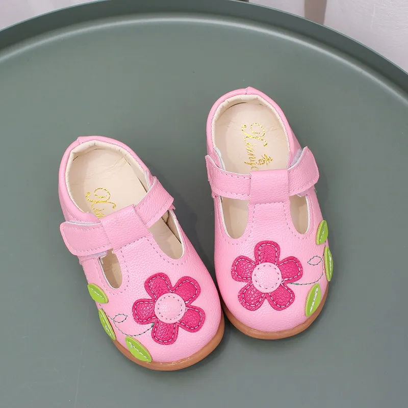 Sandali per ragazze fiori dolci morbidi scarpe da spiaggia per bambini 2024 sandali floreali estivi per bambini principessa moda carina di alta