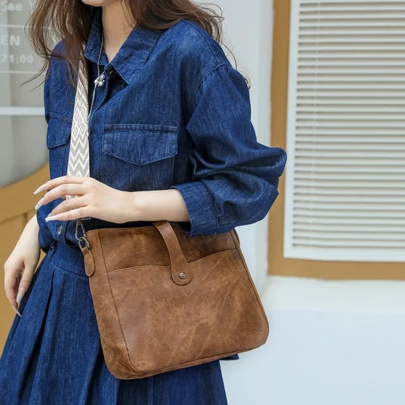 

Elegant Women Messenger Bag Made Of Premium Leather Boasting Casual Vintage Feel And Detachable Pouch For Daily Carry​
