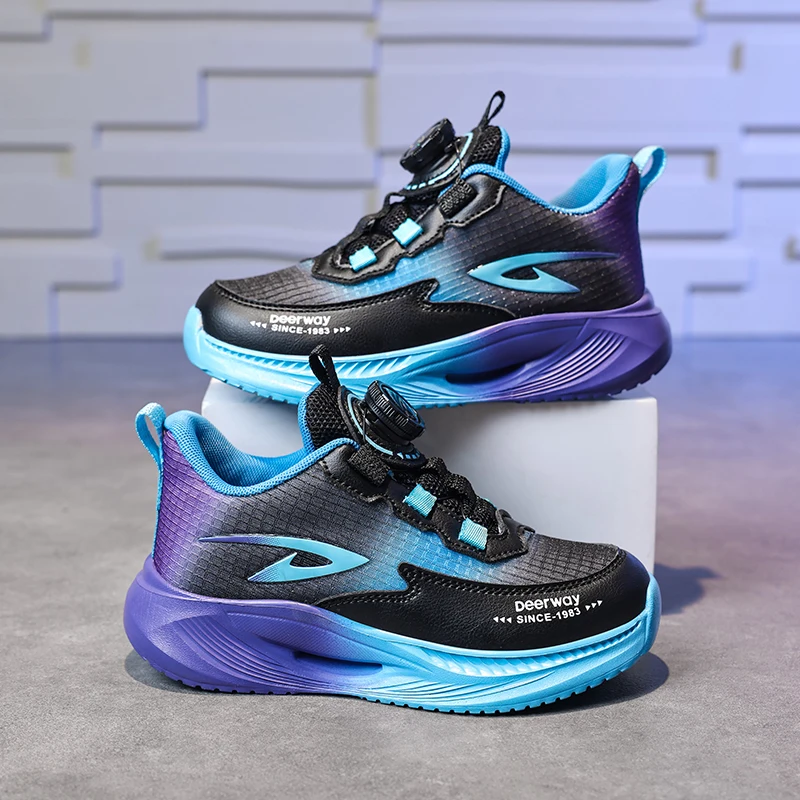 A pair of children's casual sports shoes with a rotating buckle design, featuring a fashionable and versatile style. DEH-D9959