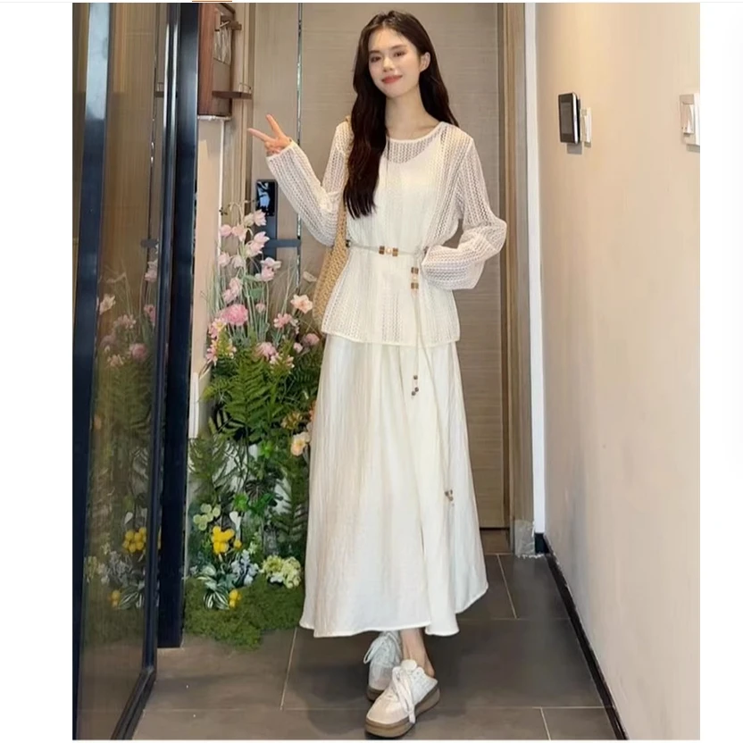 

Носите белый топ с платьем-бретелькой для весеннего темперамента, детский летний наряд 2024, новый элитный наряд, длинная юбка.