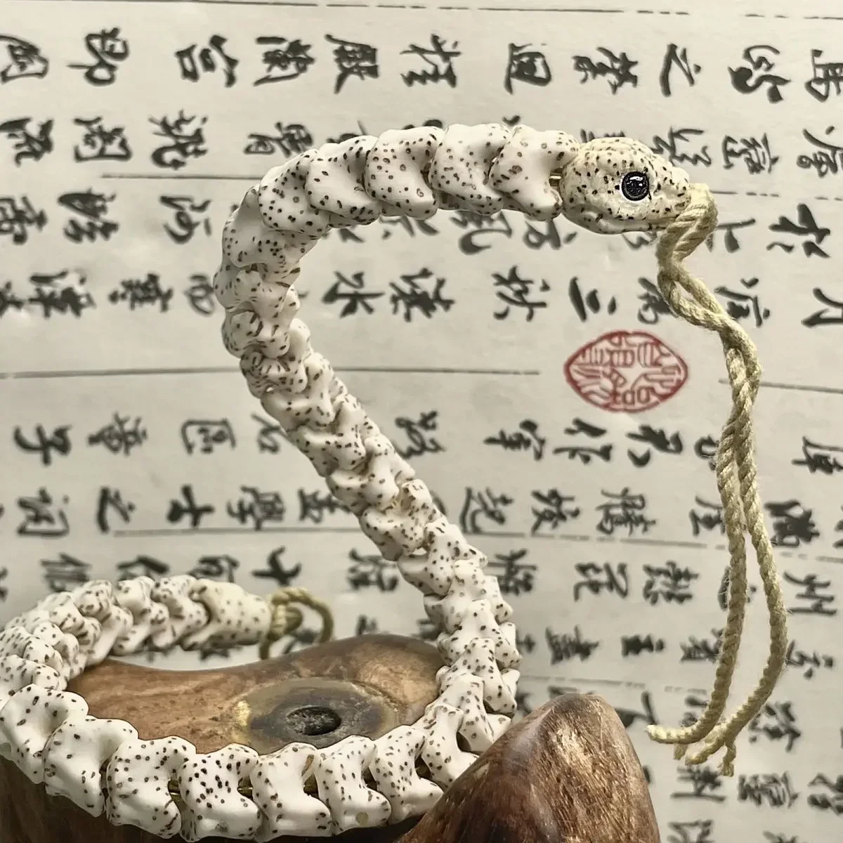 

Original Ecological Boutique Xingyue Bodhi Fine Carving Snake Bone Bracelet Trendy Single Circle Hand String for Men and Women's