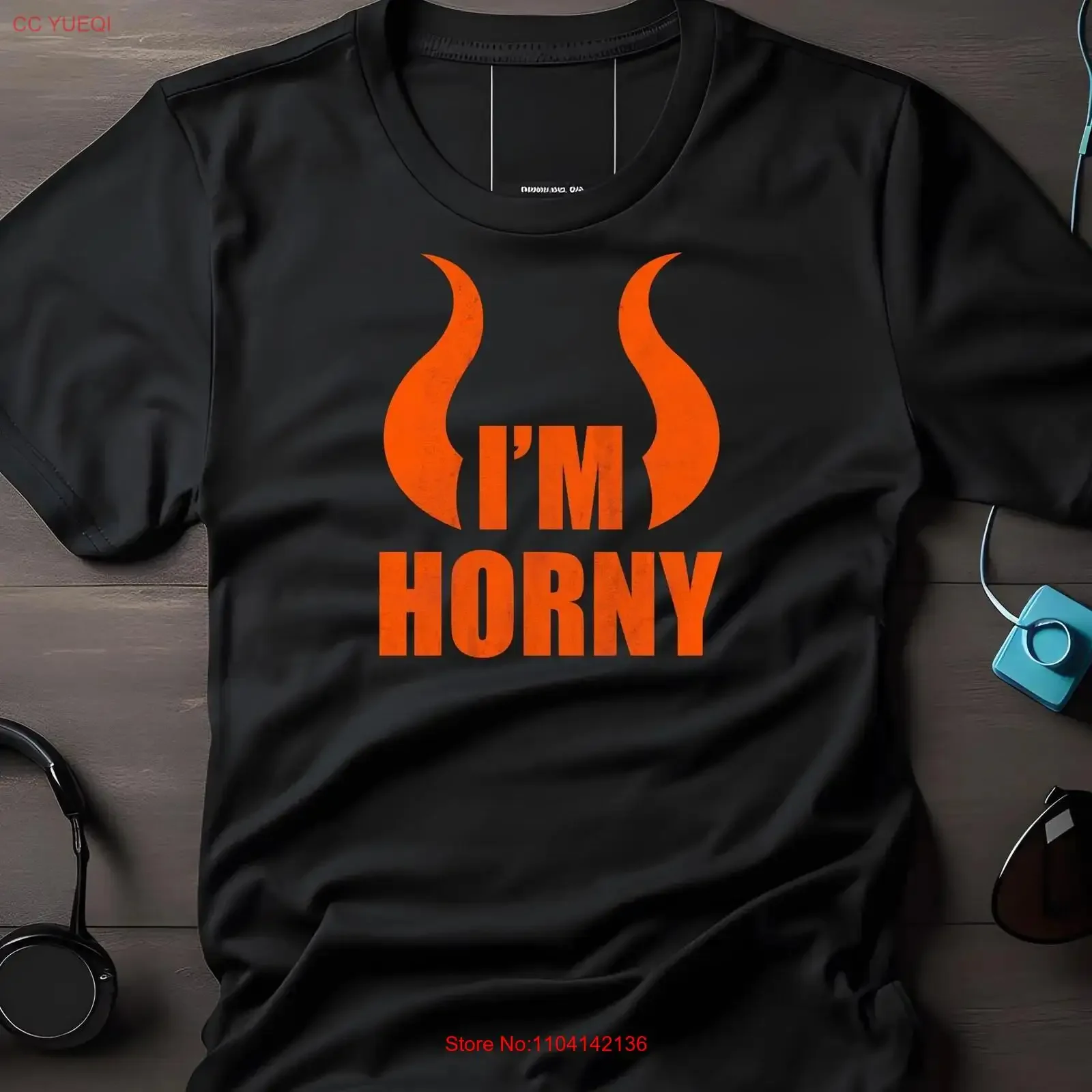

Футболка I m Horny Longhorn с забавным текстовым дизайном и рогами, юмористическая для любителей животных, игривый роговой мотив, винтажная стираная футболка на день рождения