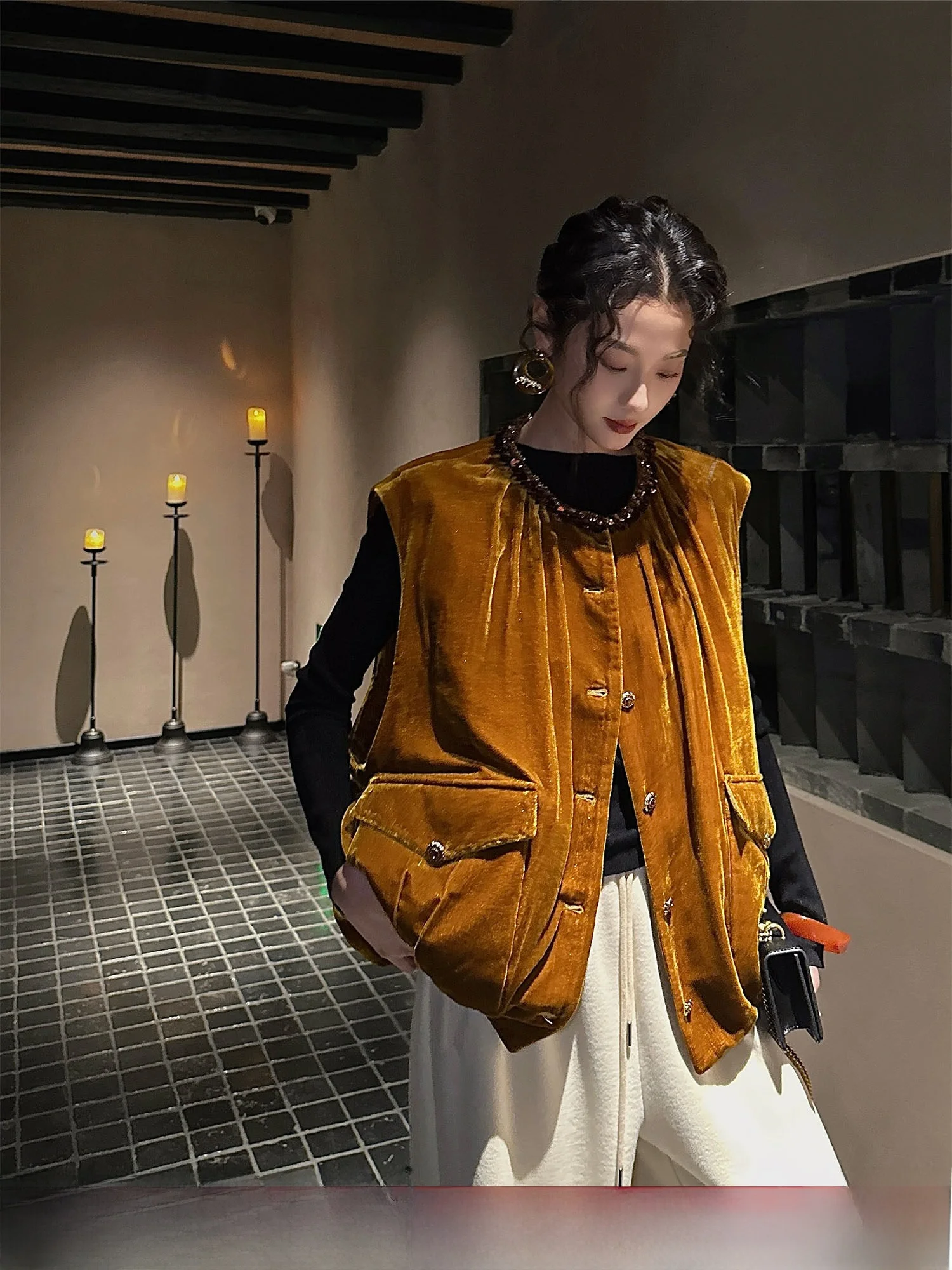 

Новая китайская утепленная жилетка Sanji Bla Flower с вышивкой золотой нитью и бархатом, модная женская верхняя одежда 2025 года