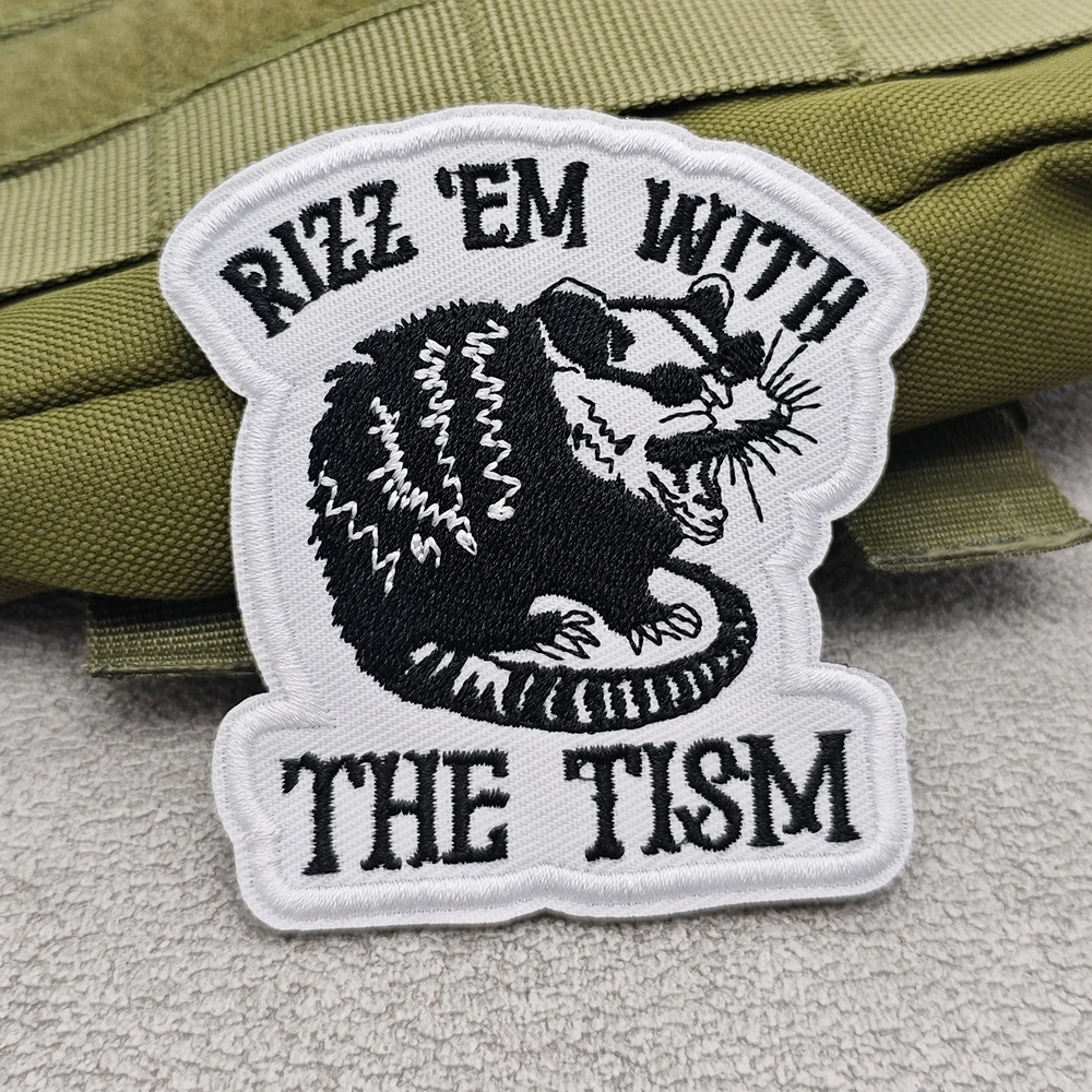 Rizz 'Em With The Tism Opossum bestickter Aufnäher mit Klettverschluss, lustiges Meme Taktisches Moral-Abzeichen zum Selbermachen für Rucksack, Jacke, Weste, Hut