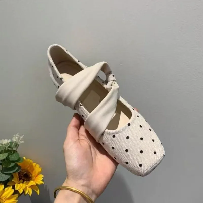 2026 New Retro French Style Flat Shoes Women's Low Heel Slip-On Dots Pattern High-End Feeling Modern Minimalist Style Mary Janes - view 2