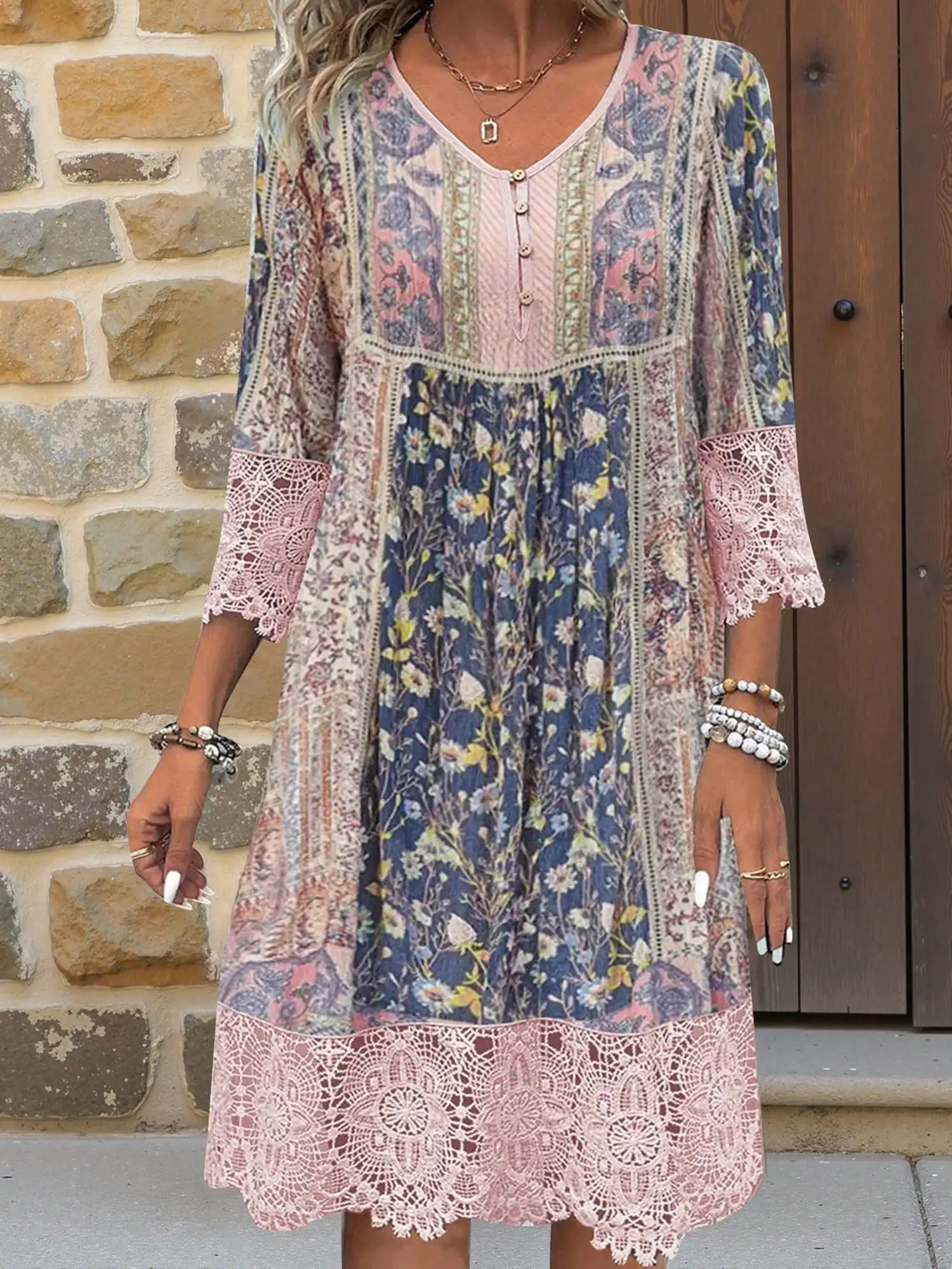 

Женское короткое платье А-силуэта с цветочным кружевом и V-образным вырезом, рукавами 3/4, для весны и лета