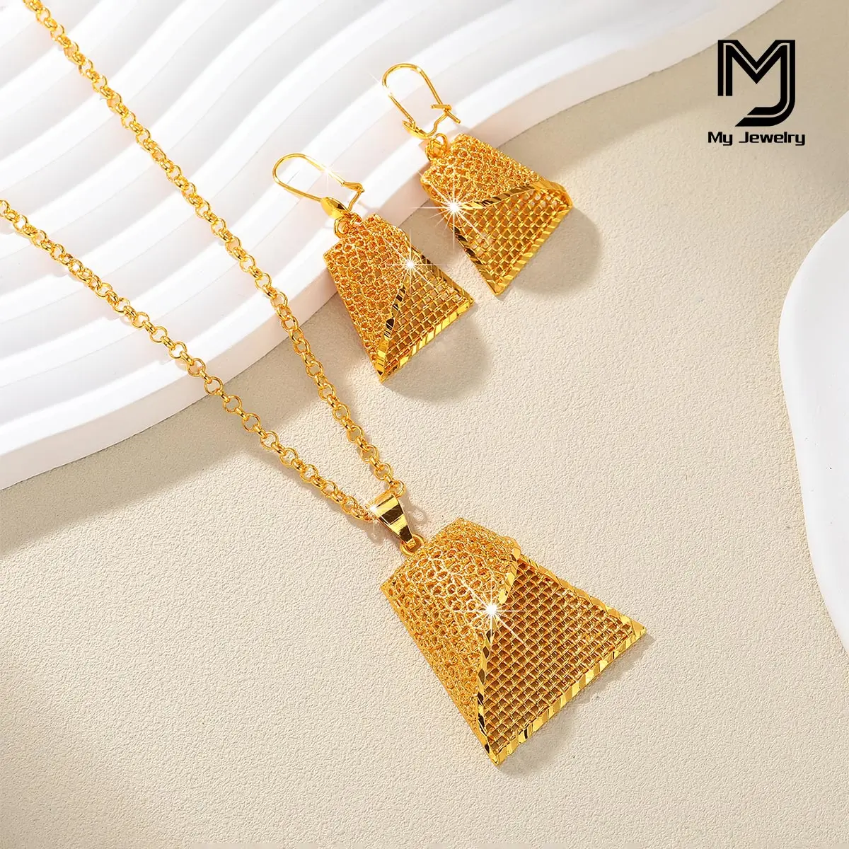 

Fashionable Women's Dubai 24K Gold-Plated Geometric Simple Pendant Necklace Hollow Earrings Jewelry Set Daily Casual Holiday Gift for Girlfriend