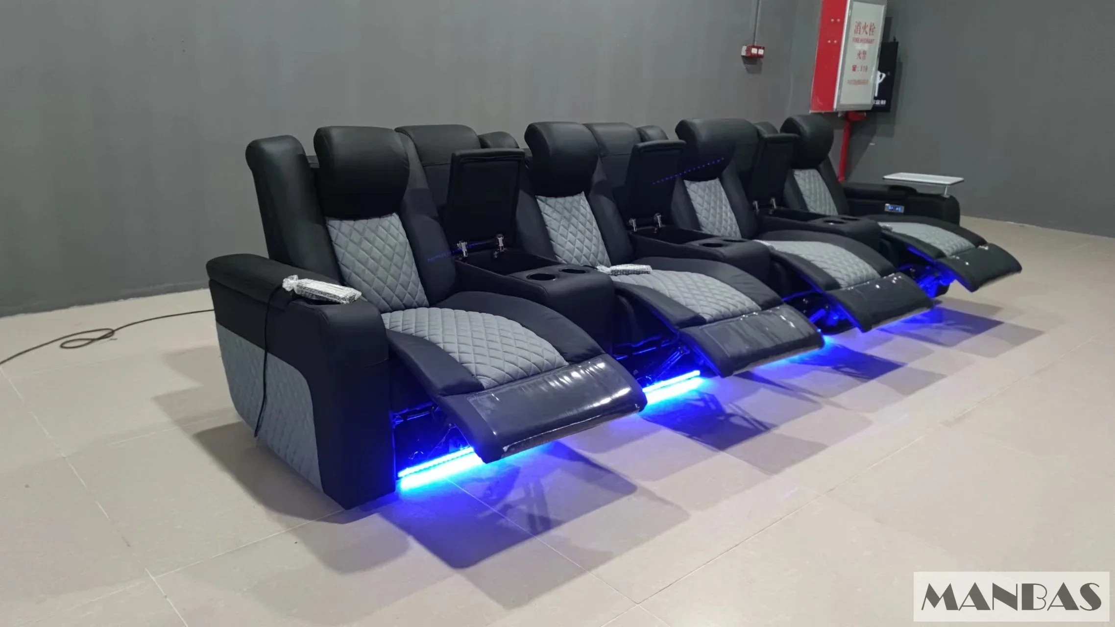 غرفة جلوس أريكة جلدية بمحركات مزدوجة من MINGDIBAO مع كرسي كهربائي وحامل أكواب للتدليك والتبريد لمقعد المسرح