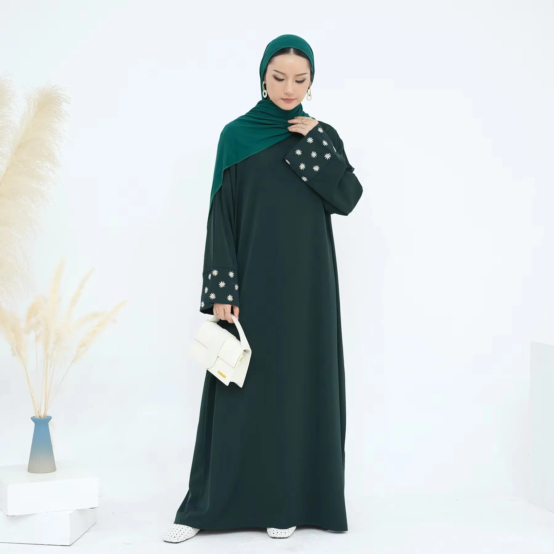 Daisy Embroidered Closed Abaya Muslim Dress for Women, Dubai Turkish Islamic Clothing, Loose Hijabi Robe, Ramadan Eid, Summer