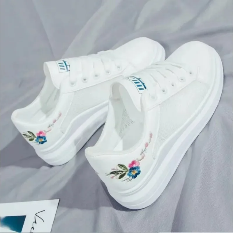 2026 Women Running Spring Autumn Fashion White Breathable Embroidered Flower Lace-Up Casual Sneakers Zapatos De Mujer