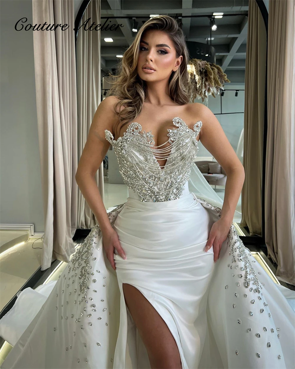 

Popular Crystal Tassel Strapless Wedding Dress With Train Bridal Gowns Side Split Satin Bride Gowns Elegant Vestido de novia