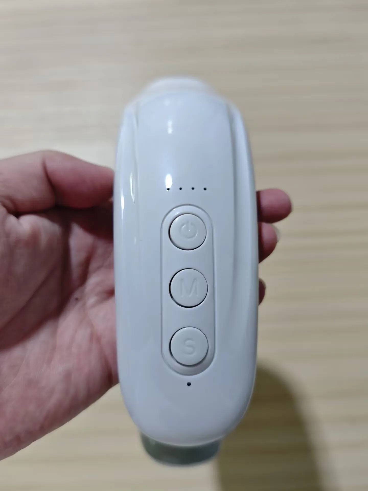 

Неинвазивное устройство для облегчения боли в шее – красный свет (635–650 нм) для восстановления и синего света (465–470 нм) для успокаивания