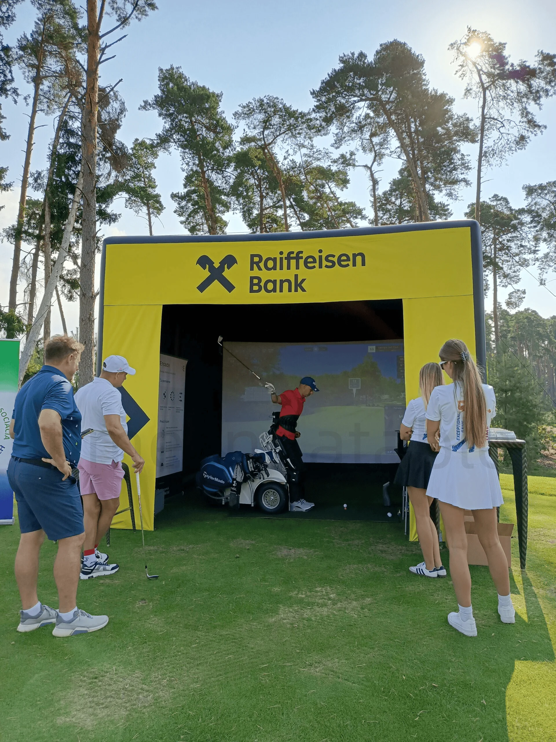 خيمة محاكاة الجولف المخصصة القابلة للنفخ في الهواء الطلق مع حاوية شاشة مع جهاز عرض