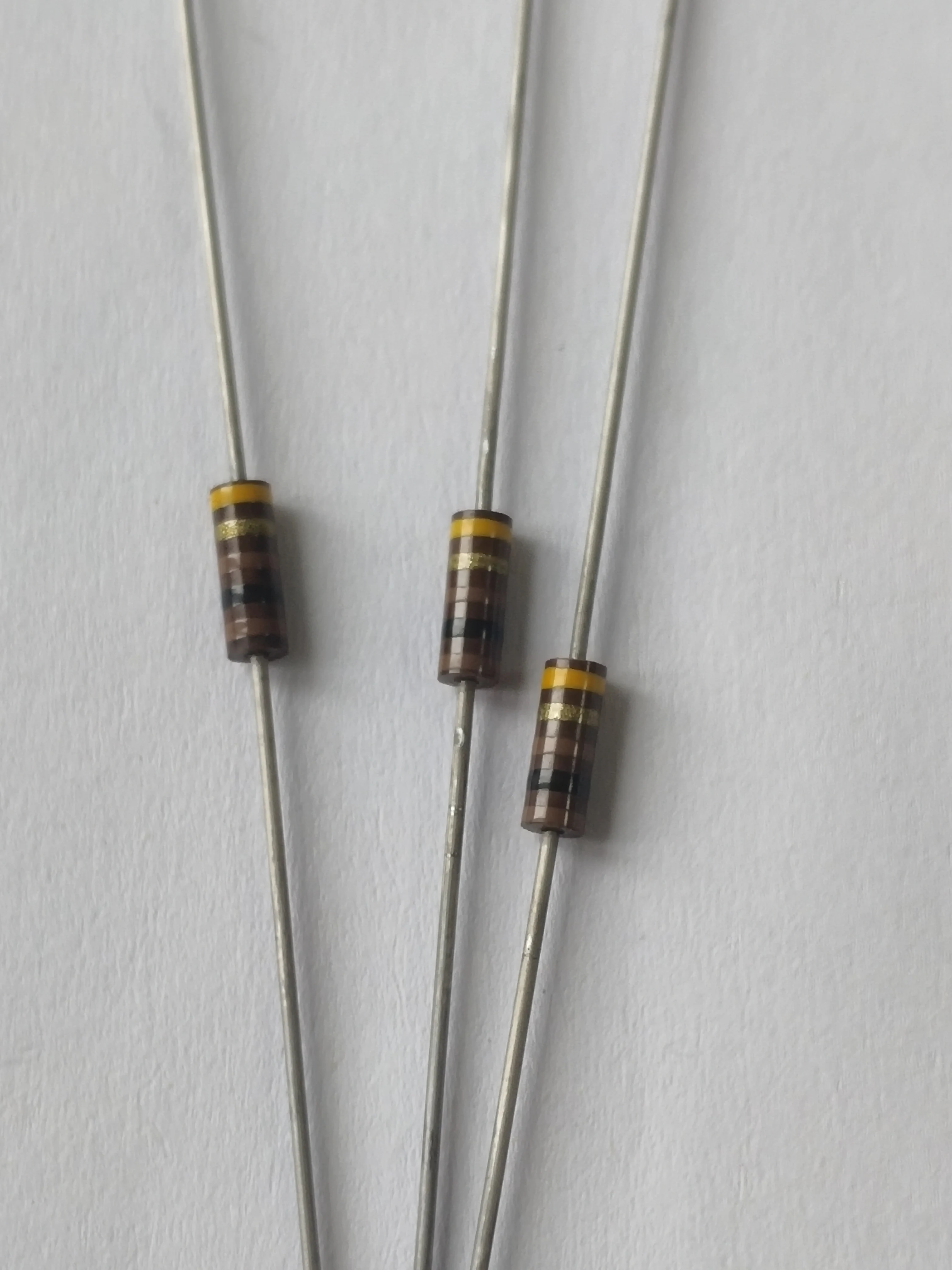 

Carbon core non-inductance resistor 0.25W 100R color ring carbon core resistor 1/4W 100R size: 2X6