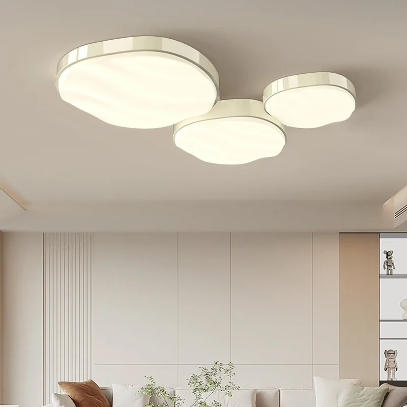 Plafonnier LED circulaire au design moderne, couleur beige vif, luminaire décoratif d'intérieur, idéal pour un salon ou une chambre à coucher