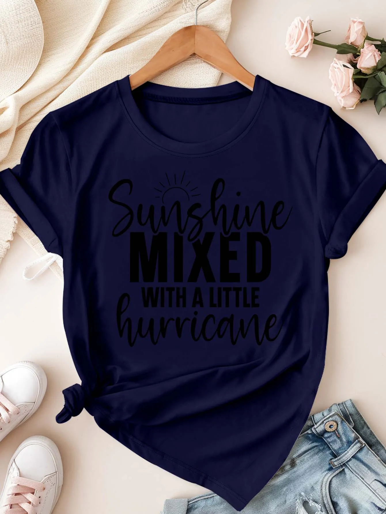 Sunshine taglie forti mescolato con una maglietta con slogan di un piccolo uragano per un'anima audace ed elegante