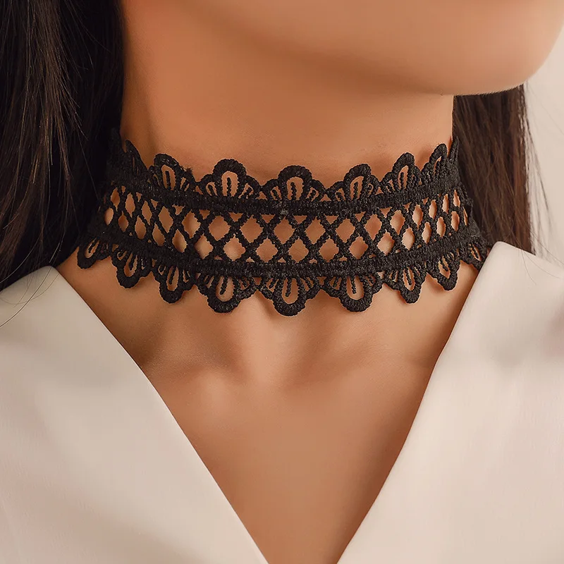 

Retro lace black wide-edged necklace