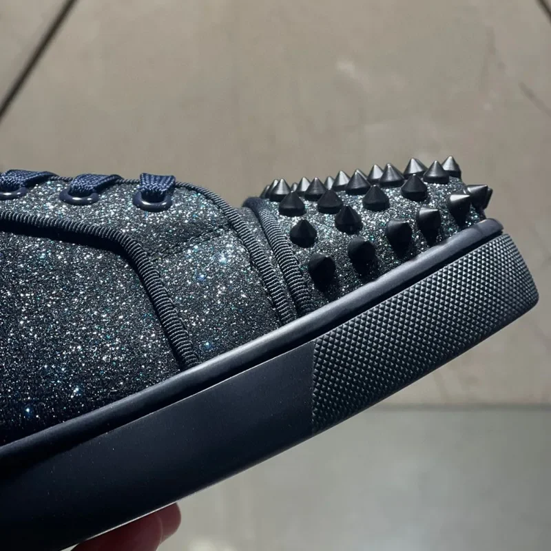 Fashion Low Top merah bawah untuk pria, merek mewah latihan mengemudi berduri biru Glitter kulit asli paku keling Toecap datar Sneaker